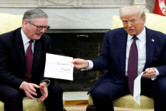 ستارمر وترامب يبحثان استئناف الملاحة في هرمز