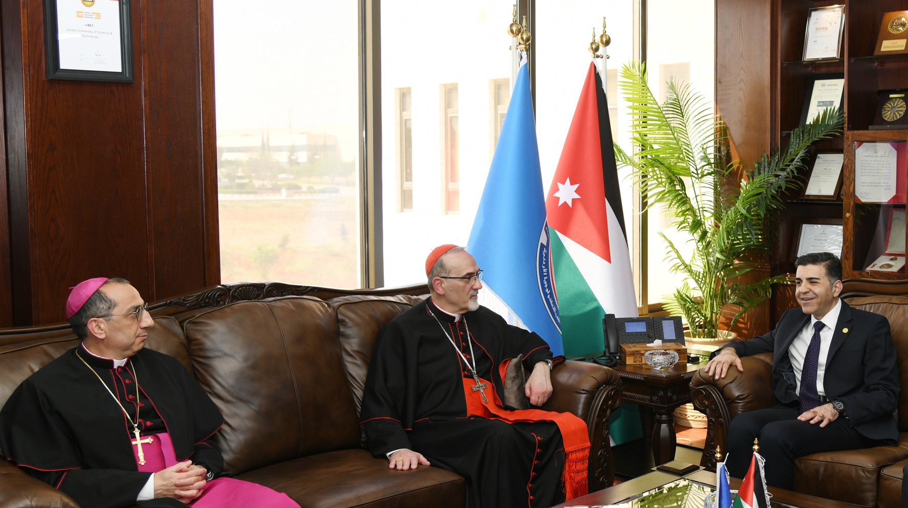 بطريرك القدس اللاتين يزور جامعة العلوم والتكنولوجيا