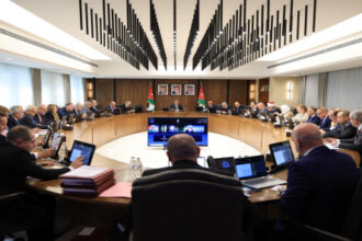 الحكومة تقر آلية عادلة لتوزيع منح الطلبة