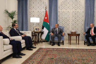 رئيس الوزراء يستقبل الوفد السوري ويؤكد توسيع التعاون في الطاقة والمياه والنقل