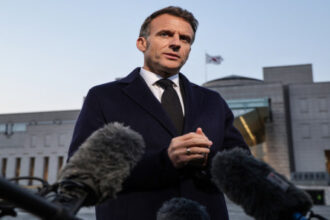 ماكرون يدعو لإعادة فتح مضيق هرمز