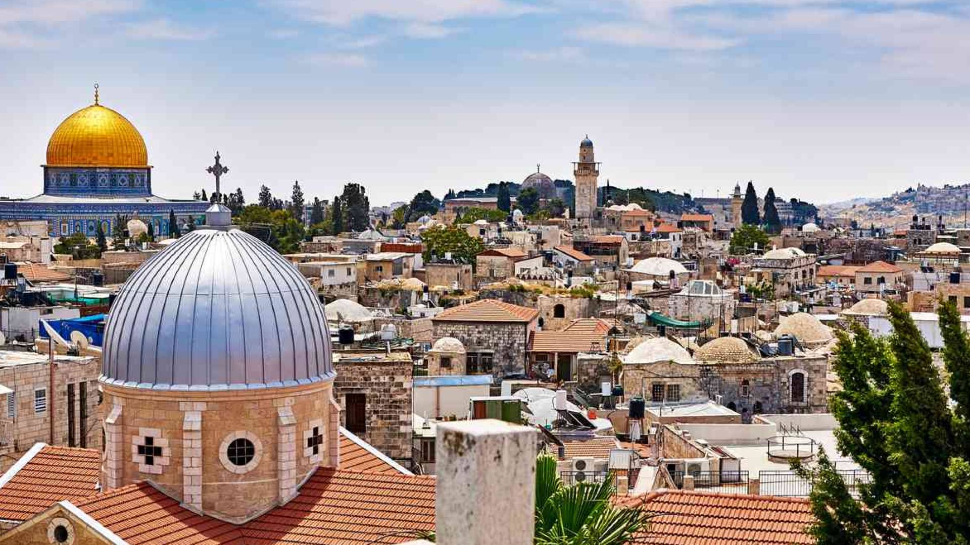 “عين على القدس”: عودة المصلين للأقصى والقيامة رغم مضايقات الاحتلال