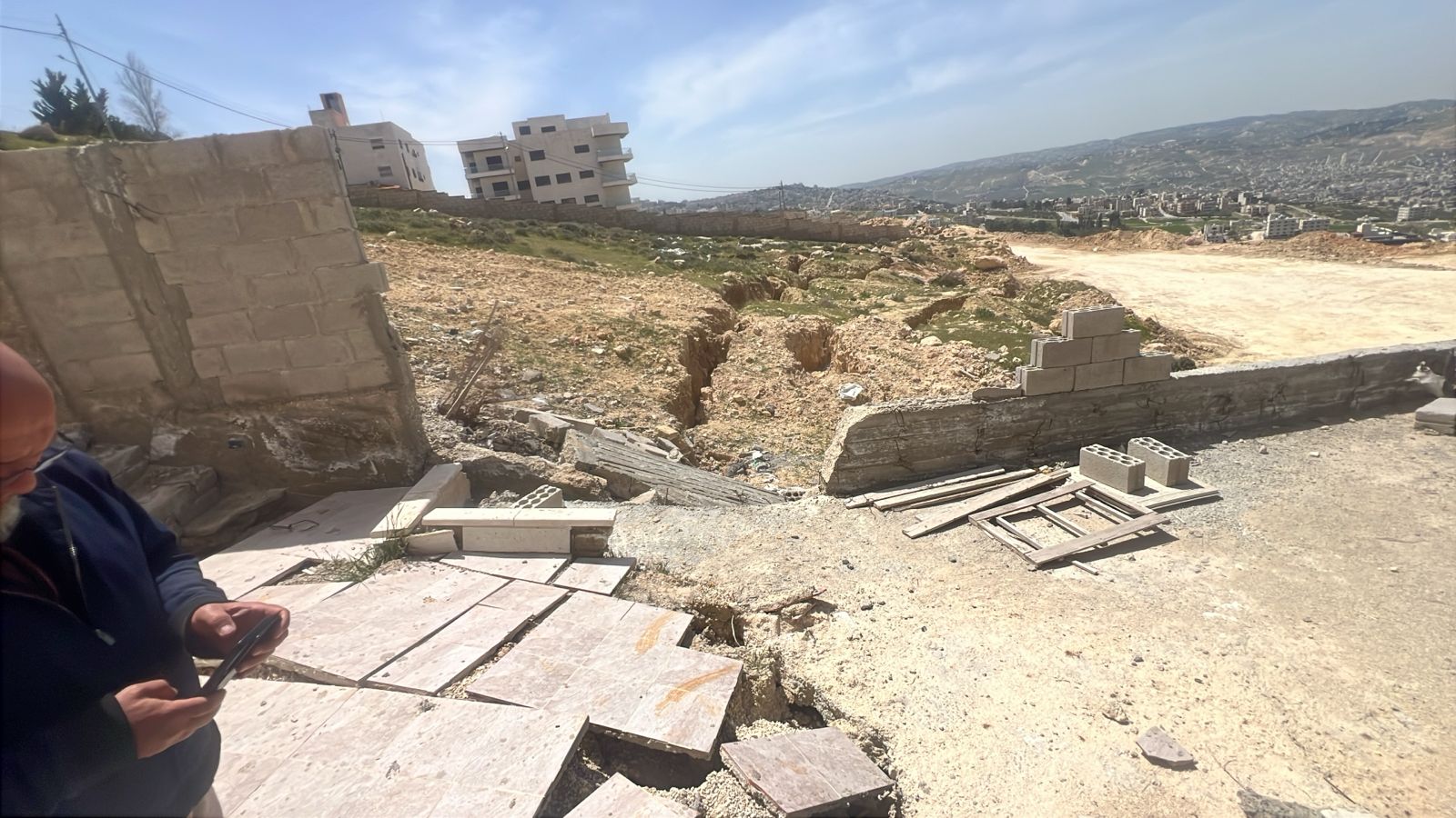 إخلاء عمارة سكنية في صافوط بعد رصد فالق صخري يهدد سلامة المبنى