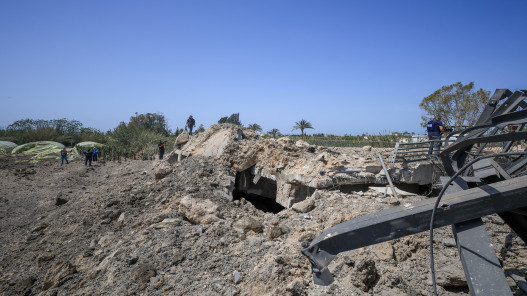 صورة حول : غارة إسرائيلية تدمّر آخر جسر يربط جنوب الليطاني بشماله غارة إسرائيلية تدمّر آخر جسر يربط جنوب الليطاني بشماله