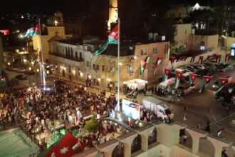 تل إربد يتوشح بالعلم الأردني في أجواء وطنية احتفالية