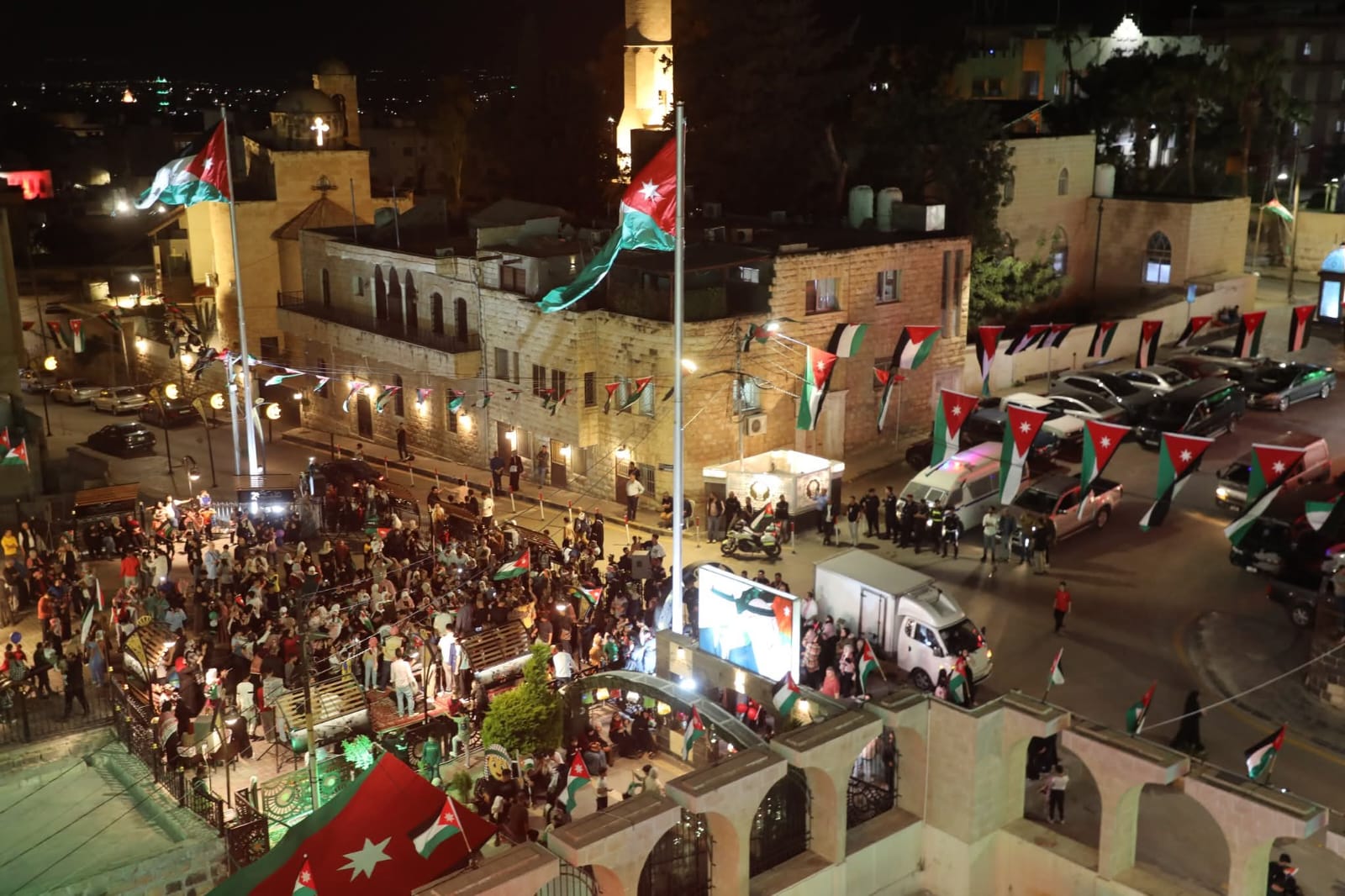 تل إربد يتوشح بالعلم الأردني في أجواء وطنية احتفالية