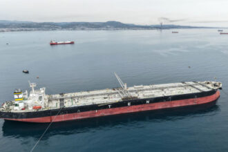 أول ناقلات نفط إيرانية تغادر الخليج منذ بدء الحصار الأميركي