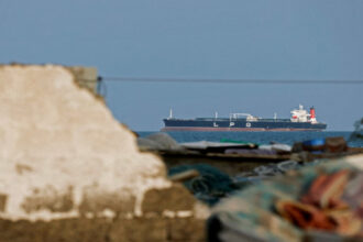 ناقلات تغادر الخليج وتعبر مضيق هرمز بعد إعادة فتحه