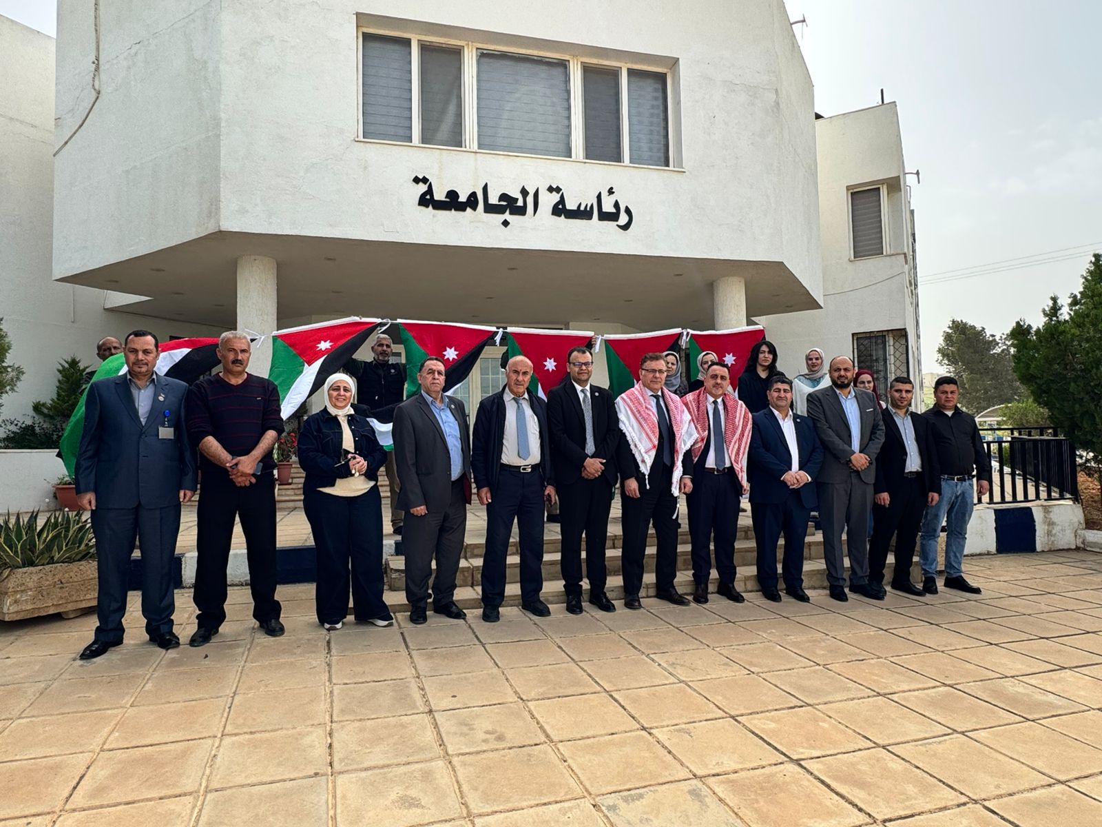 جامعة إربد الأهلية تحتفل بيوم العلم وتؤكد ترسيخ قيم الانتماء وربط المعرفة بالهوية الوطنية