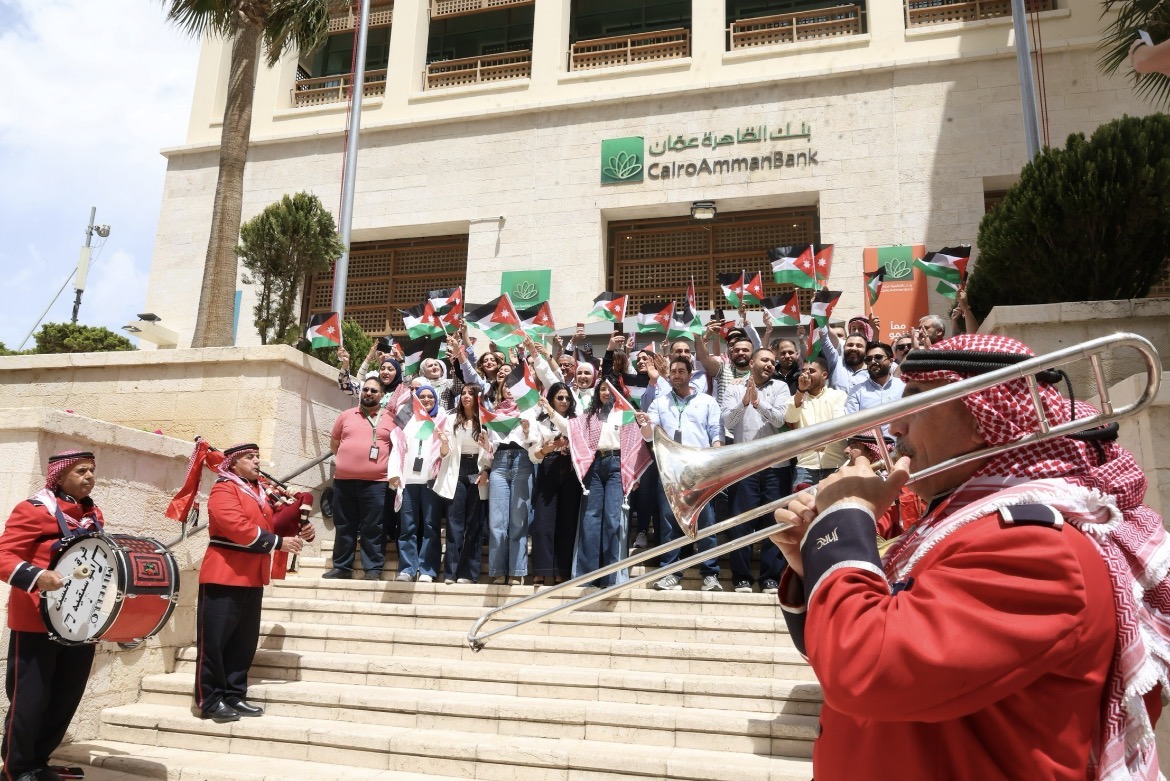 موظفو بنك القاهرة عمان يحتفلون بيوم العلم الأردني الغالي على قلوبهم