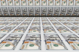 تراجع الدولار والين مع تنامي التفاؤل باتفاق أميركي إيراني يدعم العملات عالية المخاطر