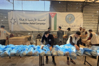 الحملة الأردنية والهيئة الخيرية الهاشمية توزعان الخبز على نازحي خان يونس