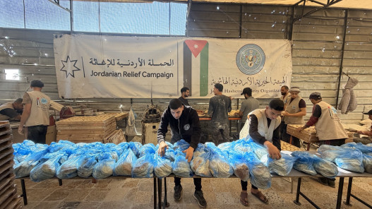 الحملة الأردنية والهيئة الخيرية الهاشمية توزعان الخبز على نازحي خان يونس