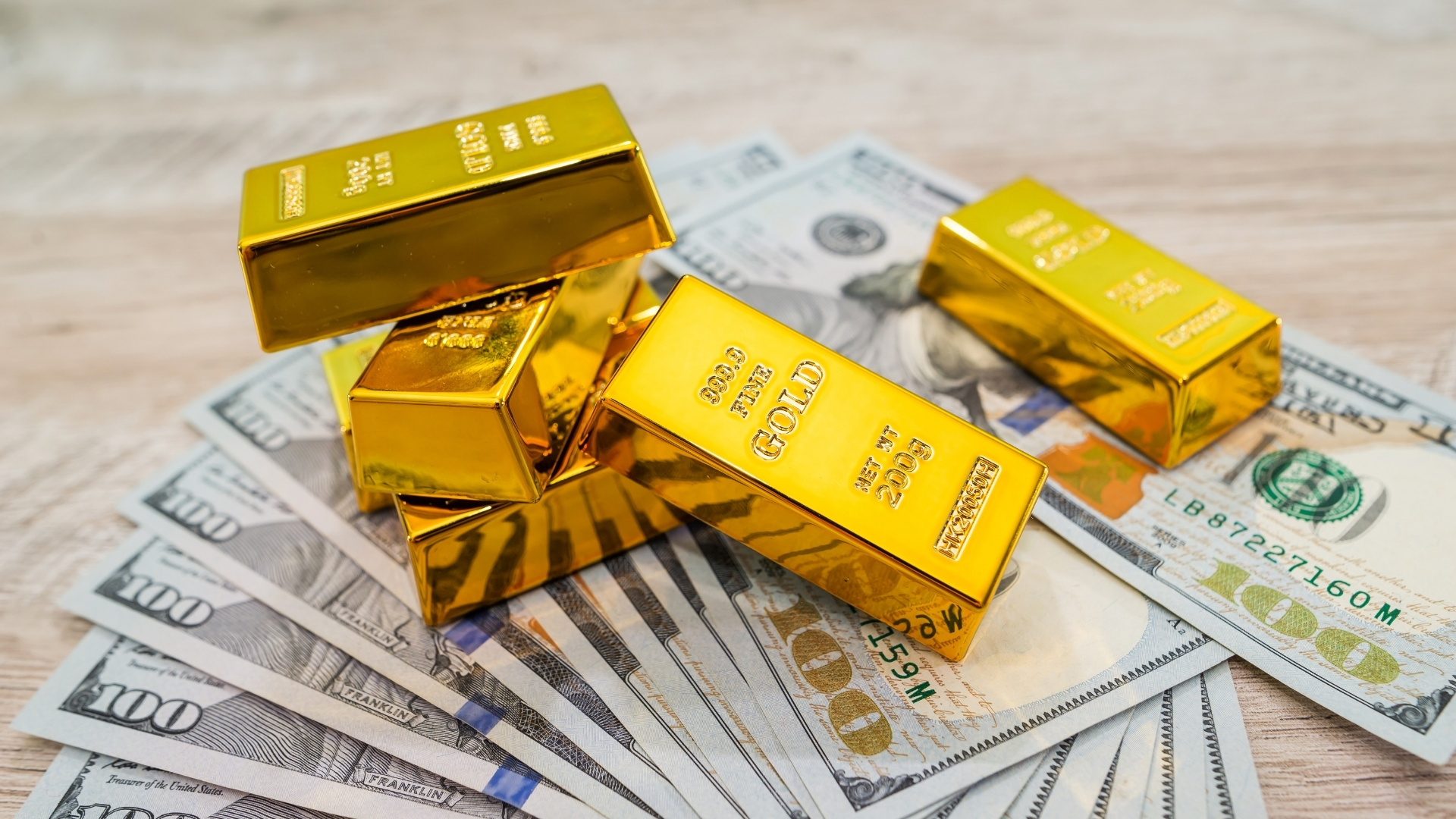 الذهب ينخفض عالمياً تحت ضغط أسعار النفط وتعثر المفاوضات