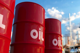 تراجع طفيف لأسعار النفط رغم استمرار التوتر في مضيق هرمز