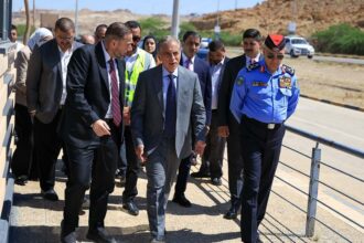 رئيس الوزراء يتفقد مشاريع تطوير شاطئ البحر الميت ويوجه لإنجازها قبل عيد الاستقلال