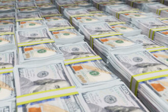 الدولار يتجه لتحقيق أول مكاسب أسبوعية منذ ثلاثة أسابيع مع تعثر مفاوضات إيران