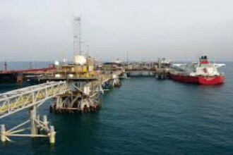 ناقلة نفط تصل إلى ميناء البصرة لتحميل مليوني برميل وسط اضطرابات إقليمية