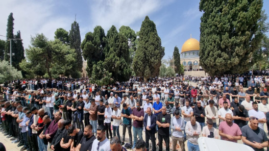 70 ألف مصلٍ يؤدون الجمعة في الأقصى وسط تضييقات الاحتلال