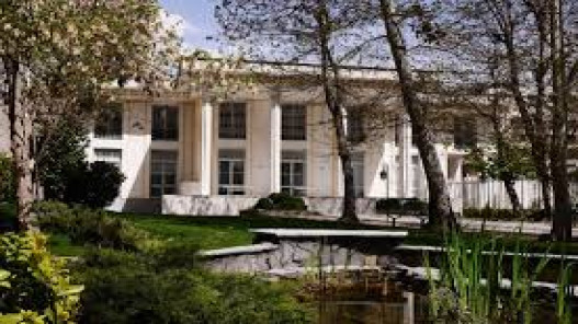 سويسرا تبدأ إعادة فتح سفارتها في إيران تدريجياً بعد إغلاق مؤقت