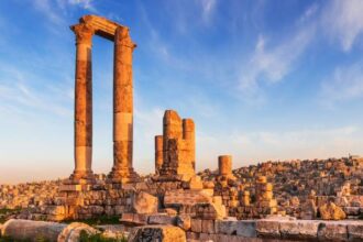 طقس دافئ اليوم وأمطار متفرقة.. وانخفاض ملموس على الحرارة الاثنين