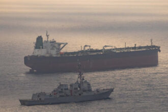 مدمرة أميركية تعترض سفينة إيرانية ضمن تشديد الحصار البحري