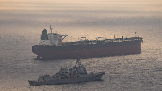 مدمرة أميركية تعترض سفينة إيرانية ضمن تشديد الحصار البحري