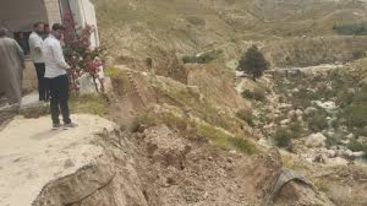 إغلاق مسجد الهيدان في ذيبان احترازياً بعد انهيارات ترابية تهدد سلامته