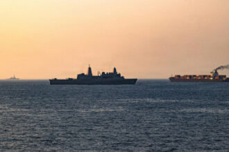 إيران تهدد بالرد على “حصار أميركي” لموانئها وتتهم واشنطن بالقرصنة