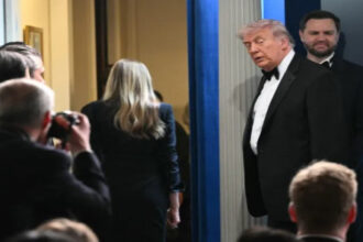 توقيف مشتبه بإطلاق نار قرب عشاء مراسلي البيت الأبيض واستهداف مسؤولين بإدارة ترامب