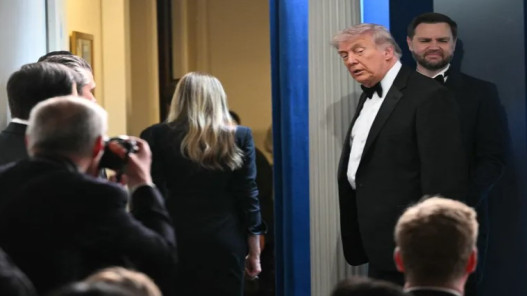 توقيف مشتبه بإطلاق نار قرب عشاء مراسلي البيت الأبيض واستهداف مسؤولين بإدارة ترامب