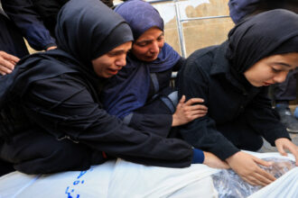 استشهاد فلسطينيين بقصف مسيّرة على حي الزيتون جنوب شرق غزة