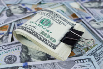 تذبذب الدولار وسط ترقب لتطورات الحرب والمفاوضات بين واشنطن وطهران