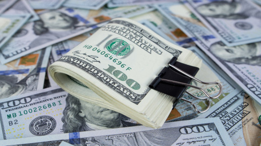 تذبذب الدولار وسط ترقب لتطورات الحرب والمفاوضات بين واشنطن وطهران