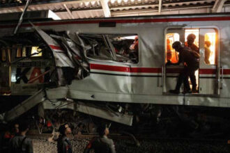 مصرع 14 شخصاً وإصابة العشرات بحادث تصادم قطارين قرب جاكرتا