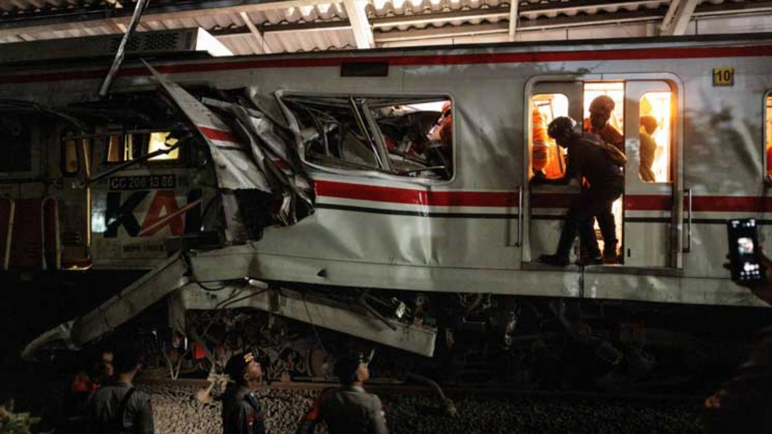 مصرع 14 شخصاً وإصابة العشرات بحادث تصادم قطارين قرب جاكرتا