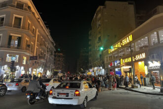 القاهرة تستعيد ليلها بعد تخفيف قيود إغلاق المحال وسط أزمة الطاقة