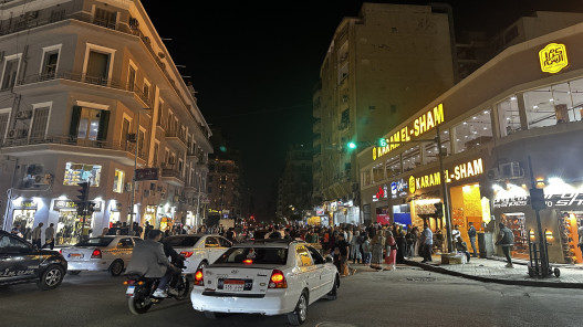 القاهرة تستعيد ليلها بعد تخفيف قيود إغلاق المحال وسط أزمة الطاقة