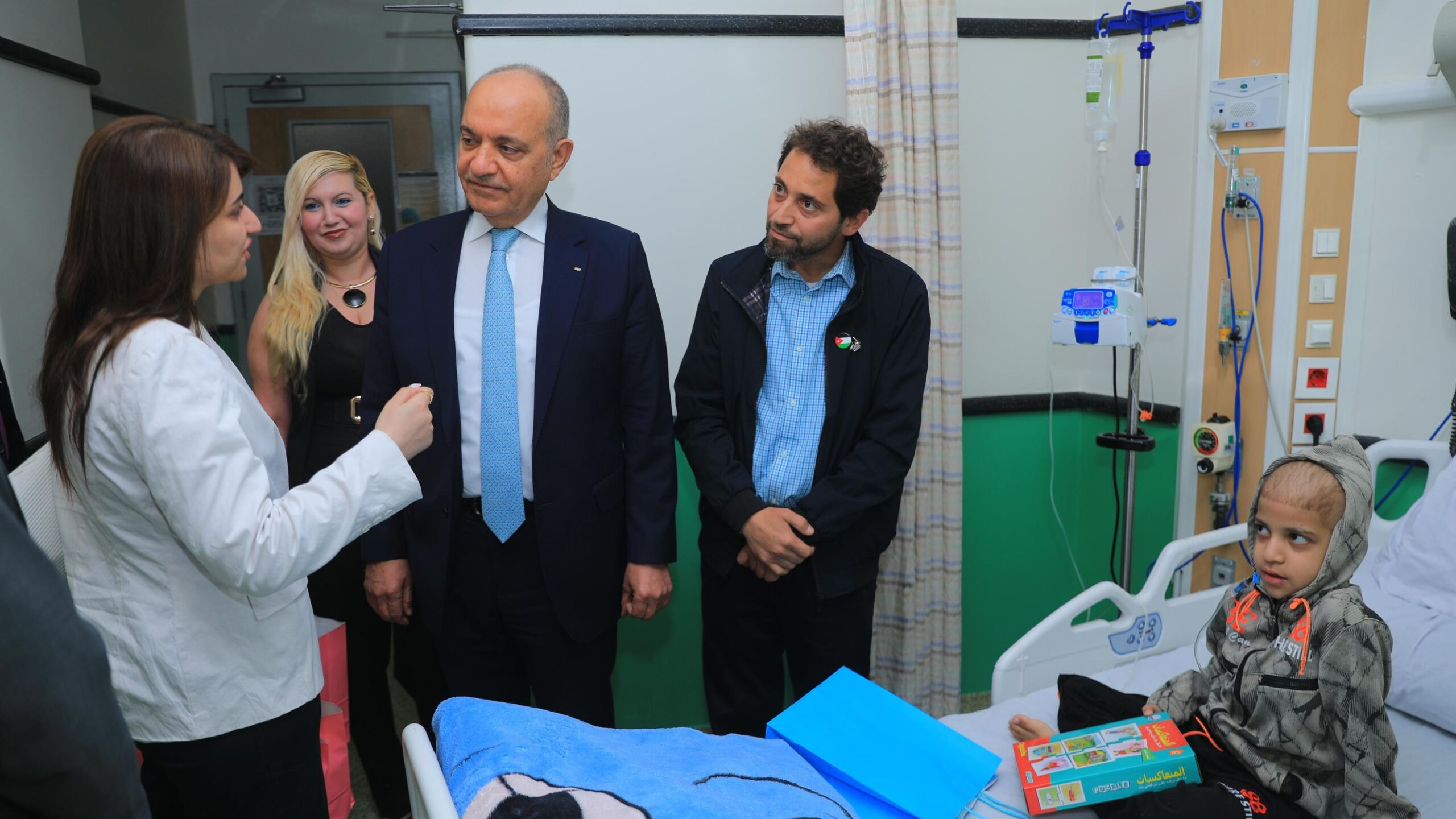 السفير العضايلة يزور مستشفى سرطان الأطفال 57357 في القاهرة
