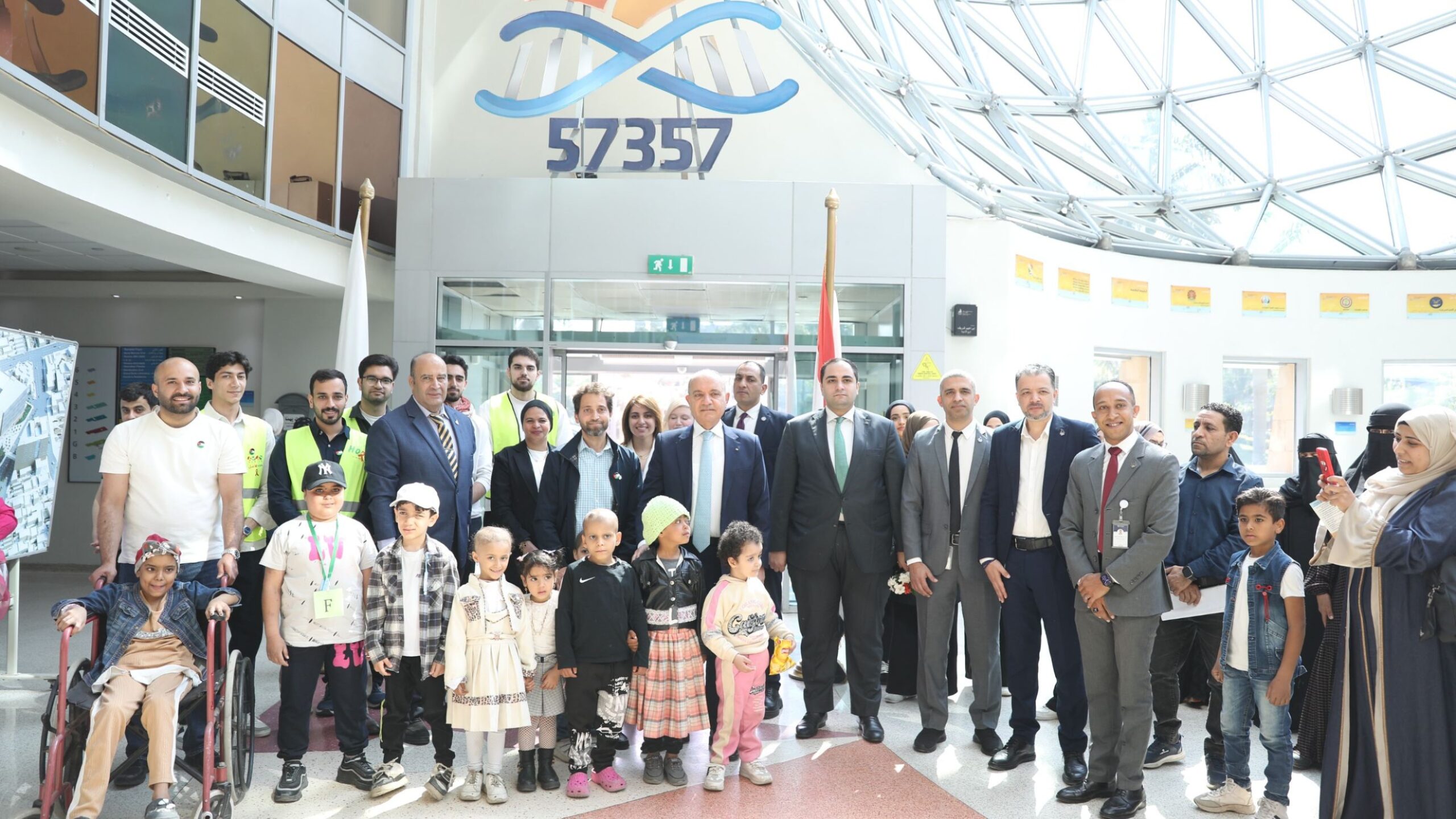 السفير العضايلة يزور مستشفى سرطان الأطفال 57357 في القاهرة