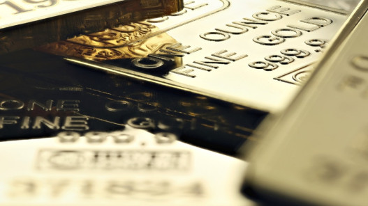 الذهب يرتفع مع تراجع الدولار وأسعار النفط وسط مخاوف التضخم الناتج عن حرب إيران