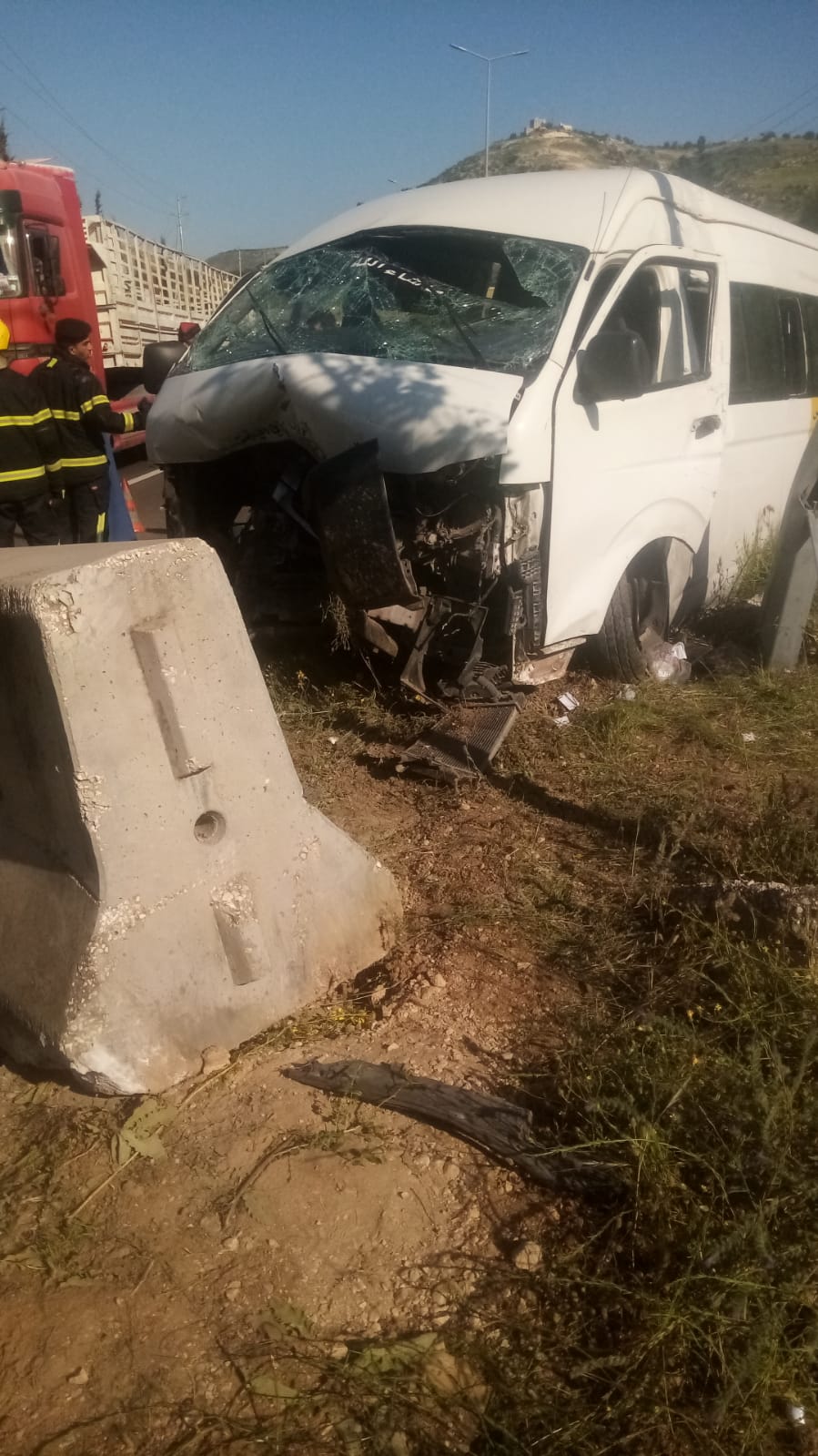 الأمن العام لـ "صراحة نيوز" : إصابة 18 شخصا بتدهور حافلة في الشونة الشمالية (صور)