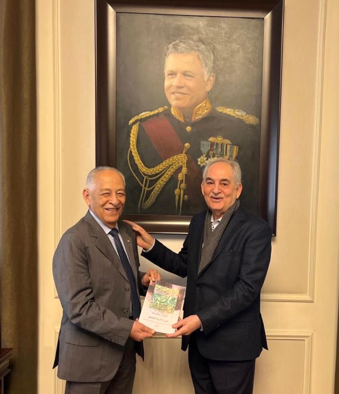 الحباشنة يهدي جلالة الملك كتابه ( من ذاكرة القلم )