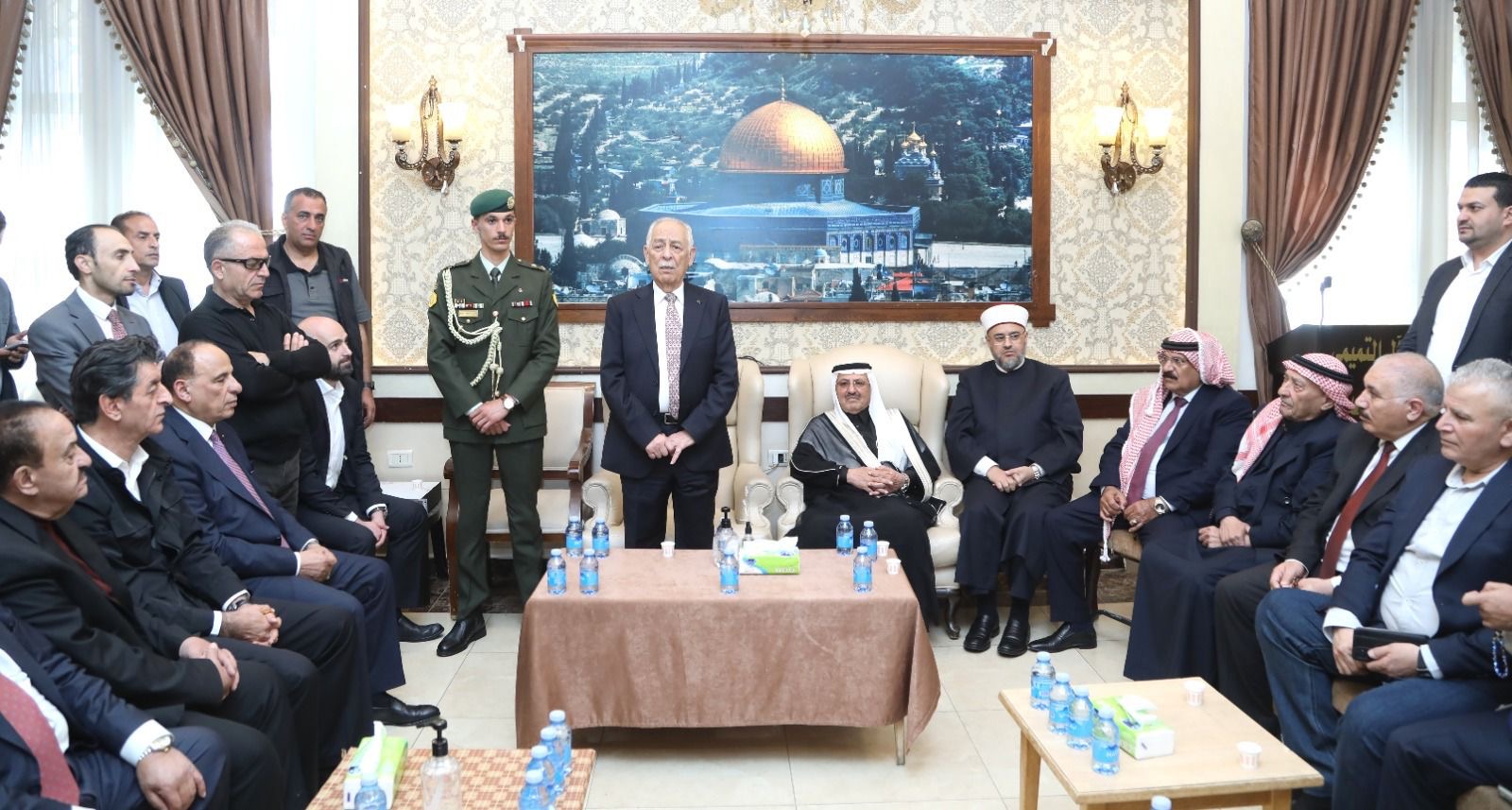 العيسوي ينقل تعازي الملك وولي العهد إلى عشائر الخلايلة والسواعير وزنون والطيب والحنيطي