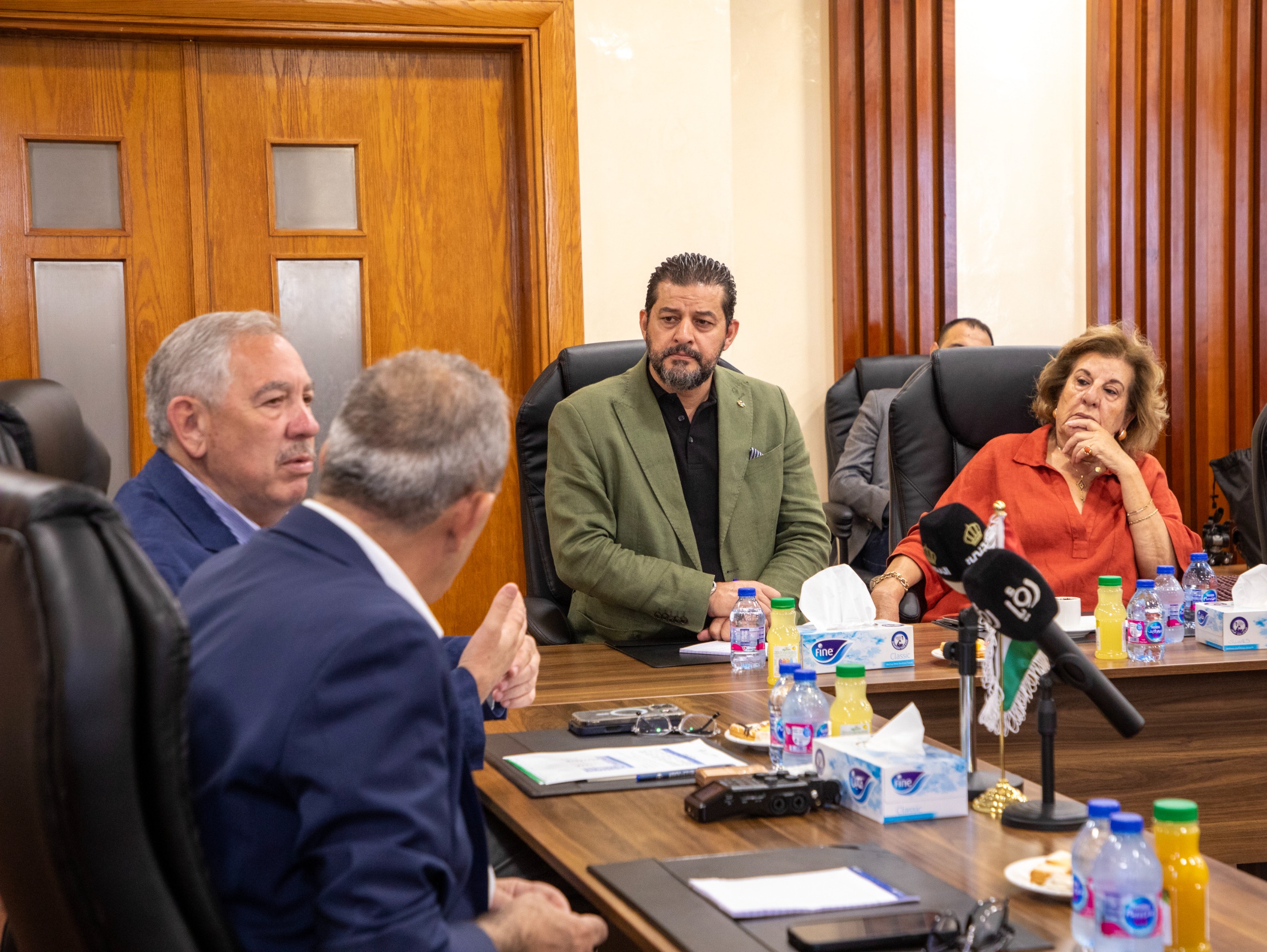 وزير السياحة والآثار يعقد اجتماعاً مع ممثلي القطاع السياحي في العقبة