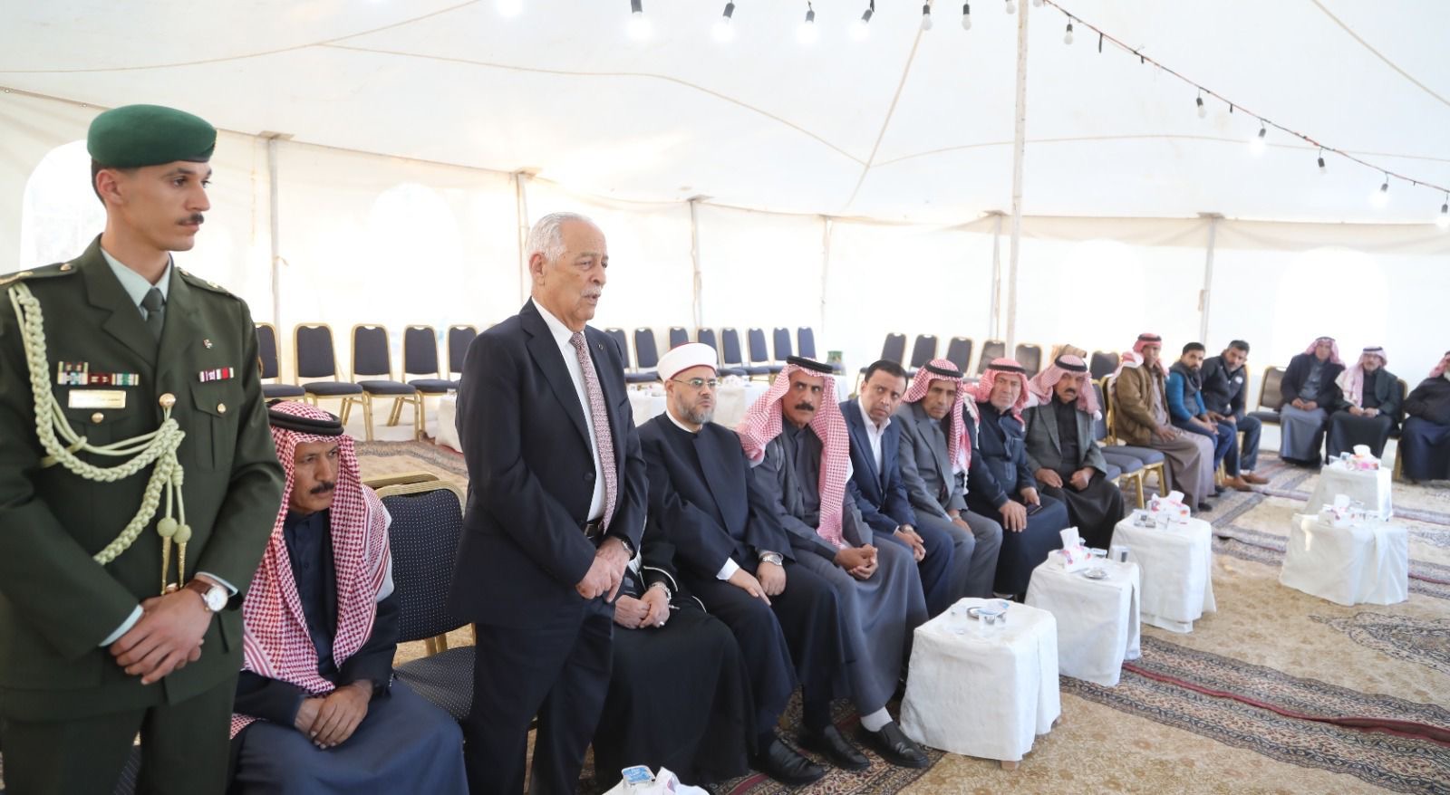 العيسوي ينقل تعازي الملك وولي العهد إلى عشائر الخلايلة والسواعير وزنون والطيب والحنيطي