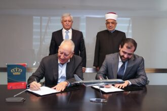 وزيرا النقل والاوقاف يرعيان توقيع اتفاقية بين الملكية الأردنية ووزارة الأوقاف لخدمة حجاج جسر الملك الحسين