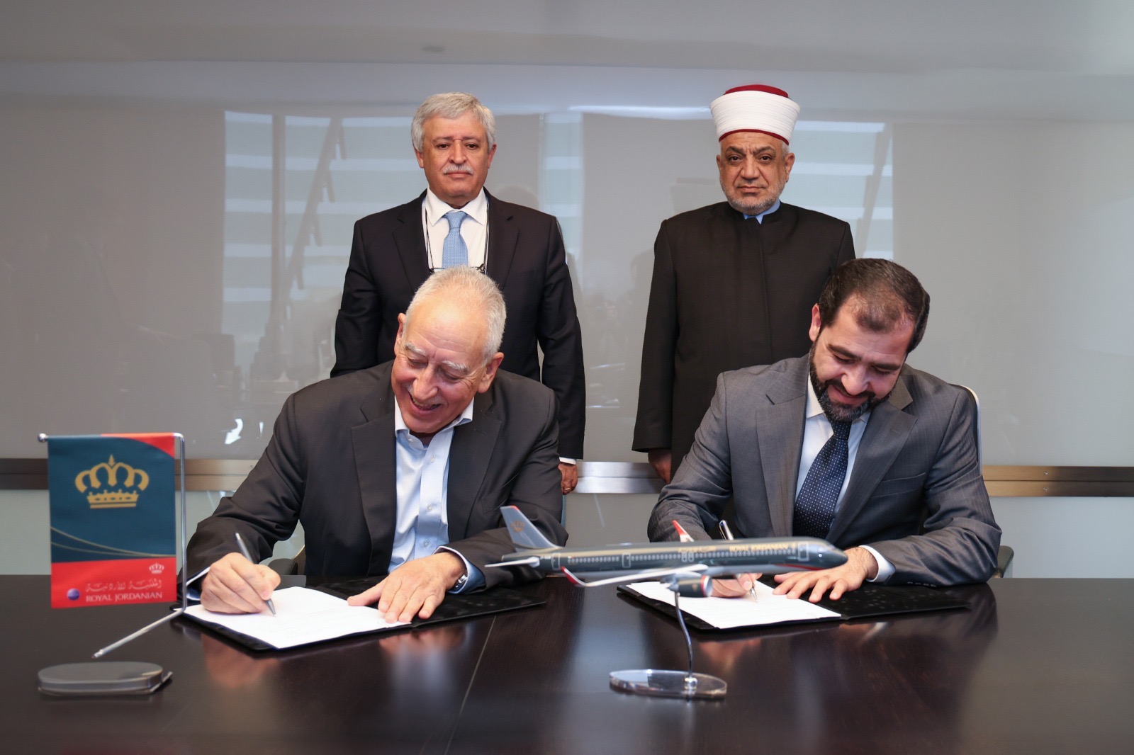 وزيرا النقل والاوقاف يرعيان توقيع اتفاقية بين الملكية الأردنية ووزارة الأوقاف لخدمة حجاج جسر الملك الحسين