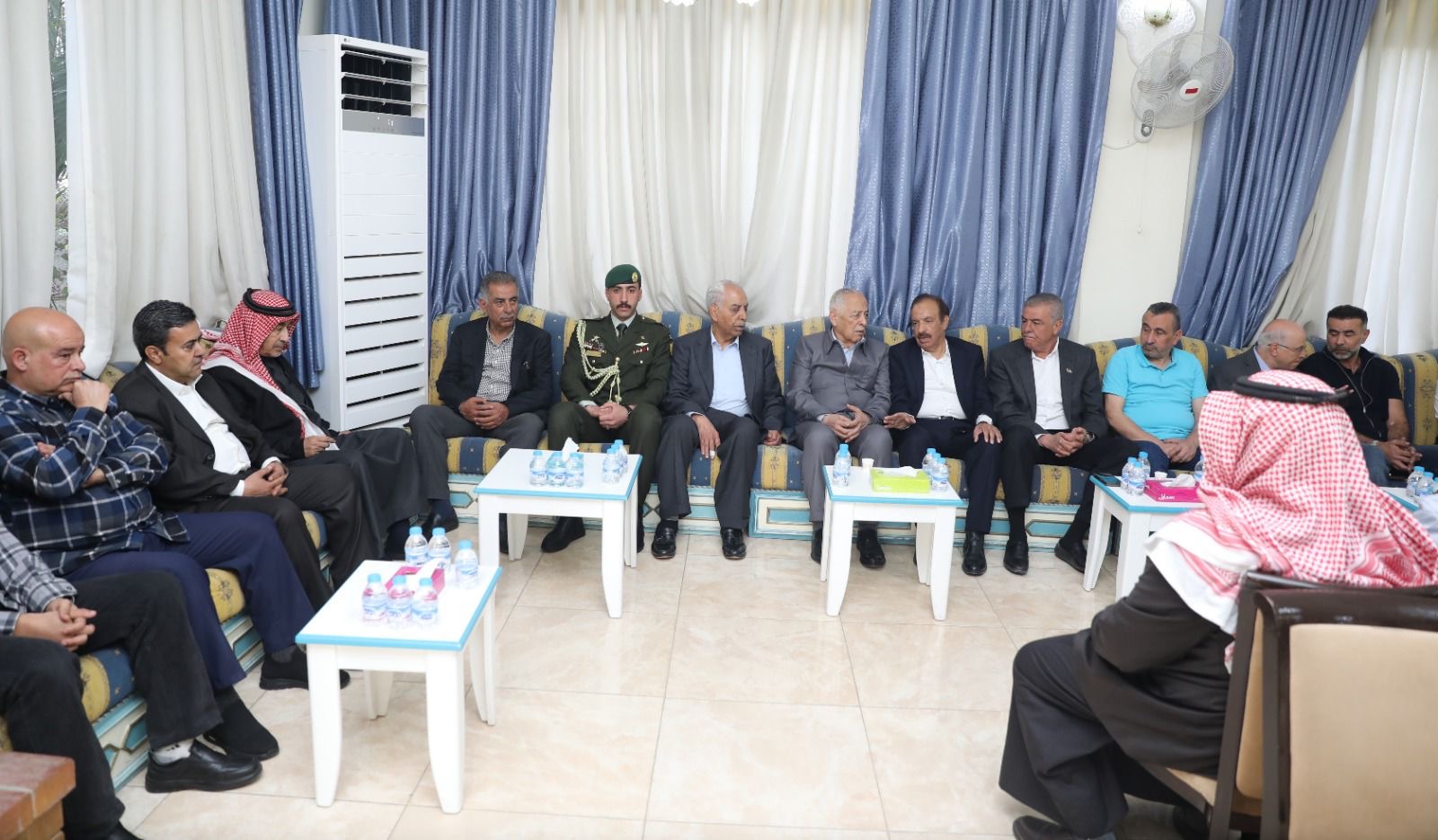 مندوبا عن الملك وولي العهد ..رئيس الديوان الملكي يعزي إل إرشيد وعشيرتي الحديد والمجالي