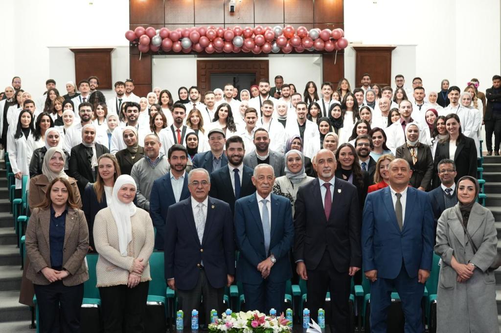 طلبة طب الأسنان بالأهلية يؤدون قسم المهنة